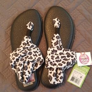 Sanuk leopard yoga slings